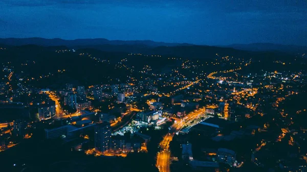 Luftaufnahme Einer Stadt Mit Beleuchteten Lichtern Unter Dunkelblauem Himmel Der — Stockfoto