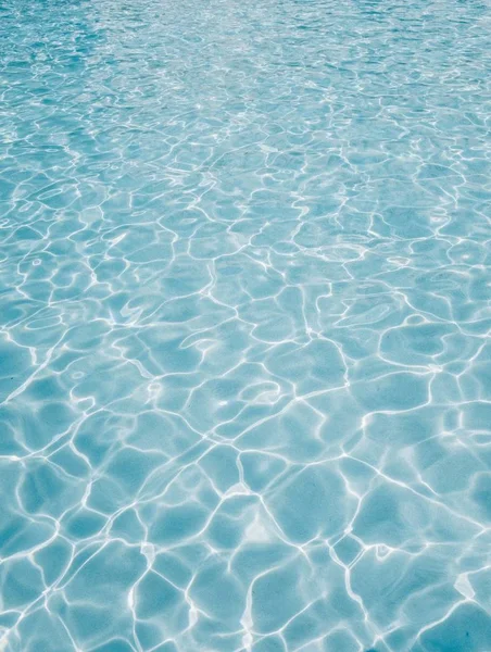 Hermosa toma de agua azul cristalina ondulante para fondo o fondo de pantalla —  Fotos de Stock