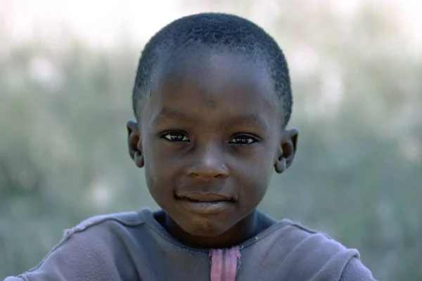 Africano menino olhando para a câmera com um olhar estudando — Fotografia de Stock