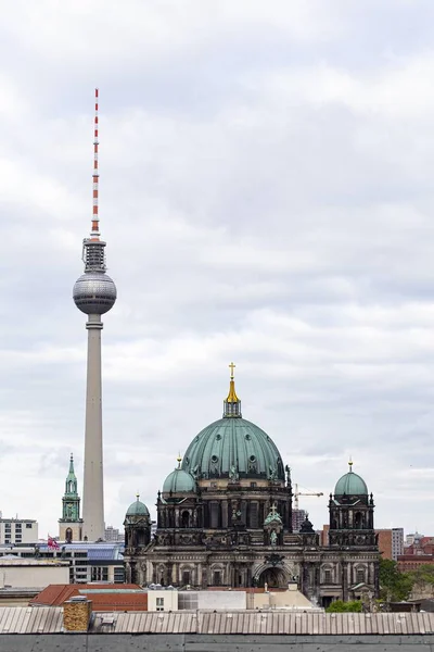 Senkrechte Aufnahme der Berliner Katedrale und des Fernsehturms in Berlin, Deutschland — Stockfoto