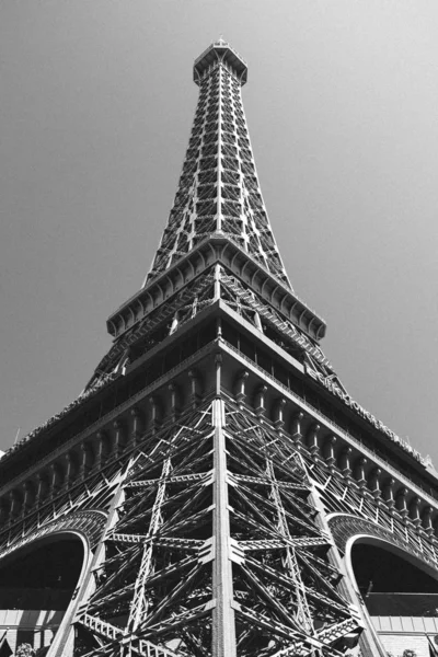 フランスパリのエッフェル塔の垂直低角度グレースケールショット — ストック写真