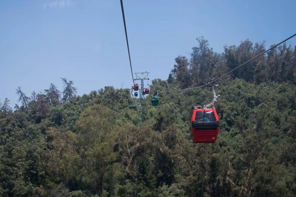 Ένα Τελεφερίκ Σχοινί Ένα Καταπράσινο Δάσος Από Κάτω — Φωτογραφία Αρχείου