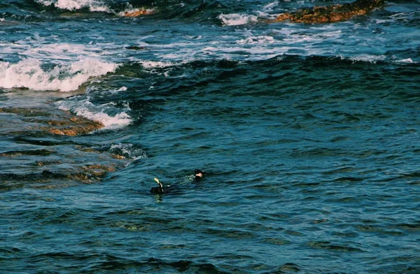 Широкий знімок водолазного дайвера, зануреного у блакитне море — стокове фото