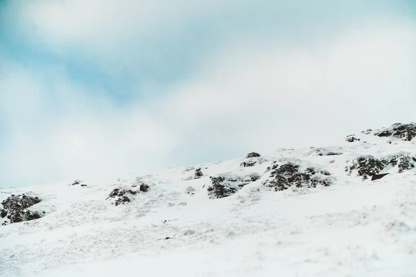 Prachtig landschap van witte heuvels en bossen op het platteland tijdens de winter — Stockfoto