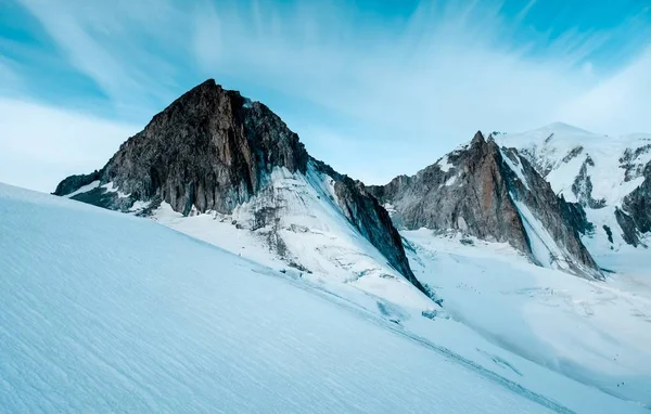 Piękny Strzał Śnieżnych Wzgórz Pobliżu Gór Pod Jasnym Błękitnym Niebem — Zdjęcie stockowe