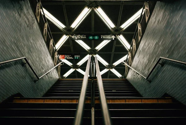 Amplia toma de ángulo bajo de escaleras de metro en Nueva York —  Fotos de Stock