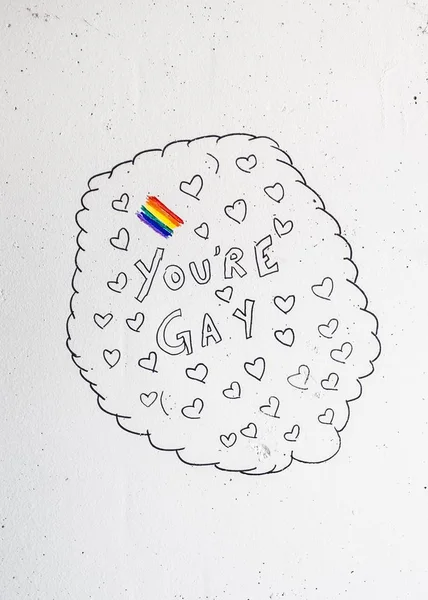 言葉"あなたはゲイ"描かれた心と虹の白い表面に書かれた平等の概念 — ストック写真