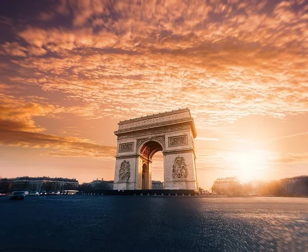 Bela foto de baixo ângulo do Arco do Triunfo ou Arco do Triunfo em Paris ao pôr-do-sol com um céu incrível — Fotografia de Stock
