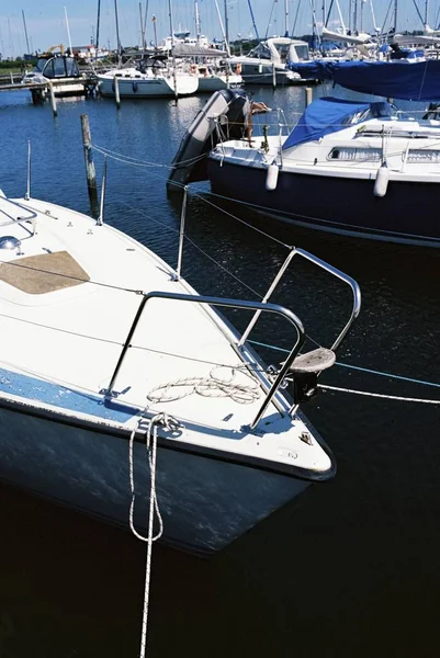 Eine Vertikale Aufnahme Von Booten Der Nähe Des Docks Auf — Stockfoto