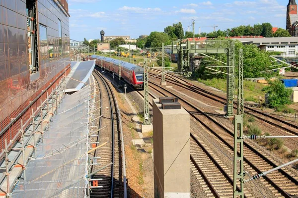 Järnväg med höghastighetståg på rälsen en solig dag — Stockfoto