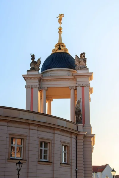 Vertikalt skott av ett torn av en Sankt Nikolaus kyrka i Potsdam stad, Tyskland — Stockfoto