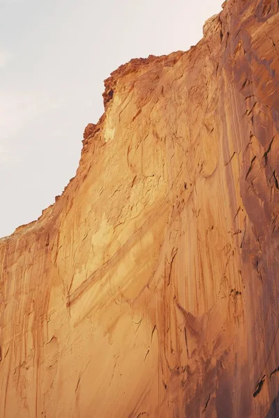 Bel colpo di alte scogliere marroni nel canyon — Foto Stock