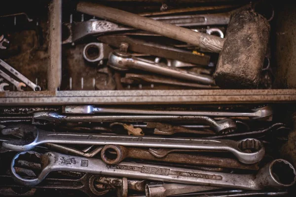 Tiro aéreo de herramientas oxidadas en una caja de metal — Foto de Stock