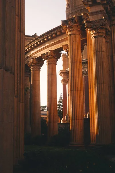 Foto vertical de hermosos pilares romanos antiguos en un coliseo — Foto de Stock