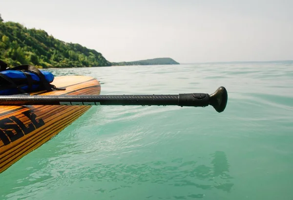 Zbliżenie wiosła na paddleboardzie z zamazanym tłem — Zdjęcie stockowe