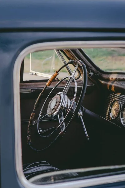 오래 된 빈티지 자동차의 핸들 핸들의 수직 샷 — 스톡 사진