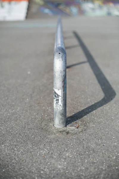 Scatto verticale di una rotaia da skateboard con sfondo sfocato durante il giorno — Foto Stock