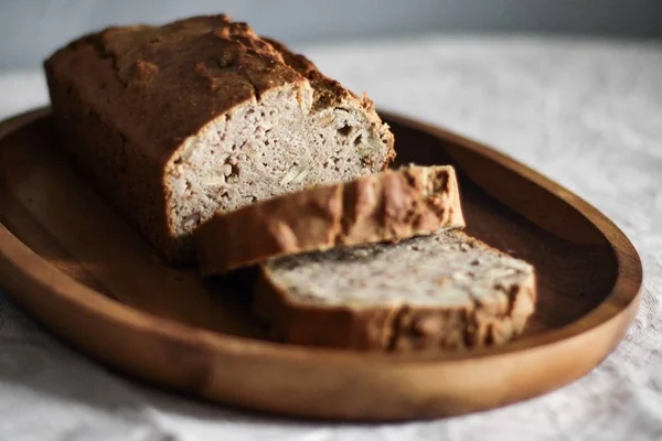 Szelektív Vértes shot a szeletelt barna kenyér, rizzsel, fából készült ovális tálca — Stock Fotó