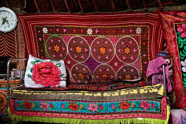 Old middle-eastern patterned couch in an Arabic country — Stock Photo, Image