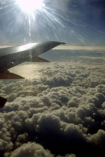 Colpo Aereo Verticale Ala Aeroplano Alto Sopra Nuvole Cielo Soleggiato — Foto Stock