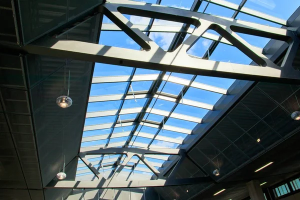 Низкоугольный снимок стеклянного и металлического потолка железнодорожной станции в Берлине — стоковое фото