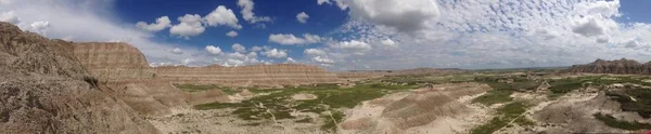 Panoramaaufnahme verlassener Berge und Klippen unter bewölktem Himmel — Stockfoto