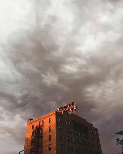 Вертикальний Знімок Будівлі Готелю Під Хмарним Небом — стокове фото