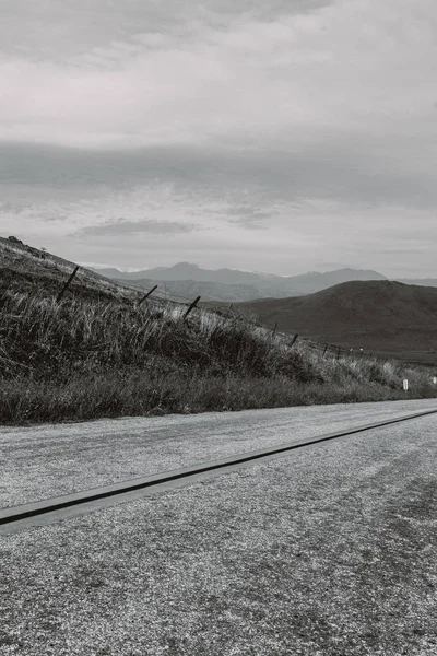 Vue verticale en niveaux de gris d'une route de campagne — Photo