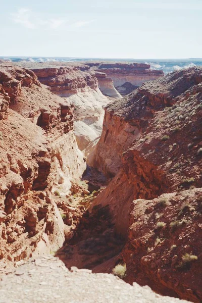 Вертикальный снимок красивых скал каньона в солнечный день — стоковое фото