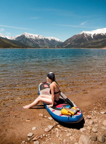 Female Sitting Paddleboard Water Enjoying View Snowy Mountain Clear Sky — Stock Photo, Image
