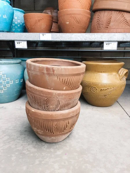 Primer plano de macetas de cerámica recién hechas en estantes — Foto de Stock