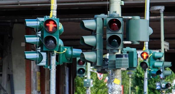 Wide shot of traffic lights on one of the streets of Berlin, Germany — ストック写真