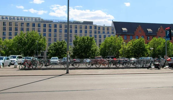 Ευρεία εικόνα πολλών σταθμευμένων ποδηλάτων μπροστά από λευκά και καφέ κτίρια στο Βερολίνο, Γερμανία — Φωτογραφία Αρχείου