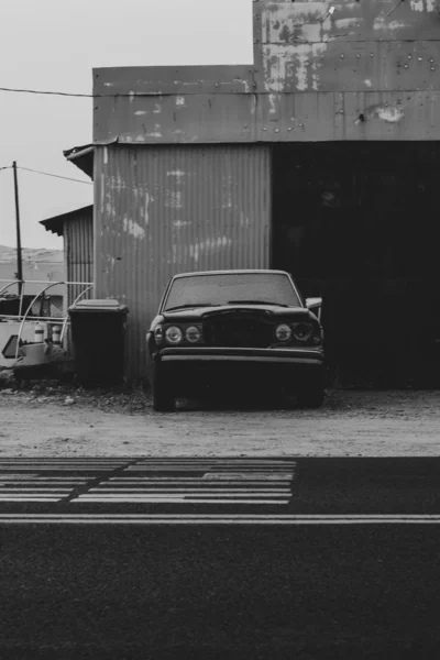 Tiro Vertical Carro Abandonado Velho Perto Uma Garagem Enferrujada Nos — Fotografia de Stock