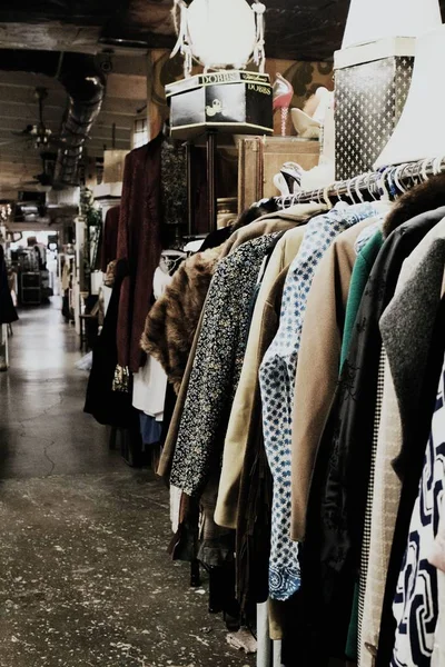 Close up interior olhar de uma loja de roupas thrift em uma área suburbana da cidade — Fotografia de Stock