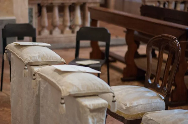 Krzesła Nowożeńców Kościele Podczas Wesela — Zdjęcie stockowe