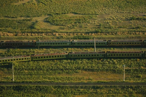 老旧生锈的火车在废弃的铁路上的空中拍摄 — 图库照片