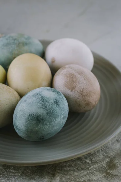 Κατακόρυφη επιλεκτική φωτογραφία των έγχρωμων αυγών σε γκρι πλάκα — Φωτογραφία Αρχείου