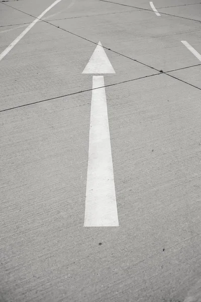 Colpo verticale di una strada a senso unico con una freccia disegnata di giorno — Foto Stock