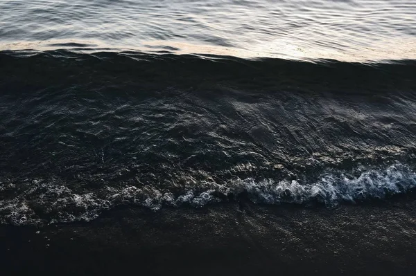 Deniz dalgalarının kıyıya vurduğu yakın çekim — Stok fotoğraf