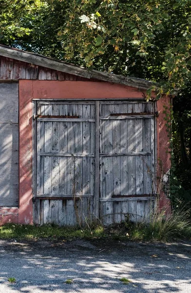 Pionowe ujęcie stodoły z dużymi drewnianymi drzwiami — Zdjęcie stockowe