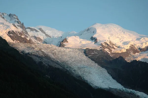 雪に覆われた山々の広いショット — ストック写真