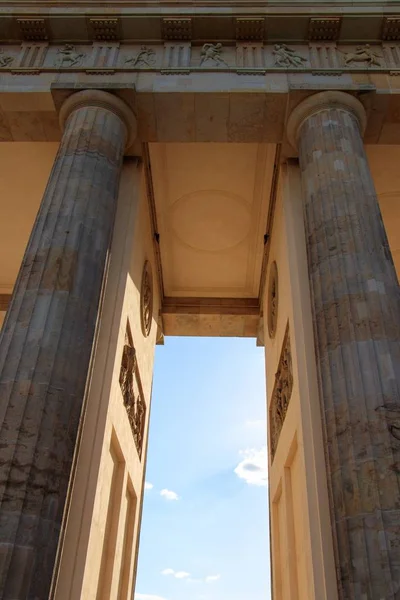 Plano vertical de altos pilares de piedra o columnas de una antigua construcción —  Fotos de Stock