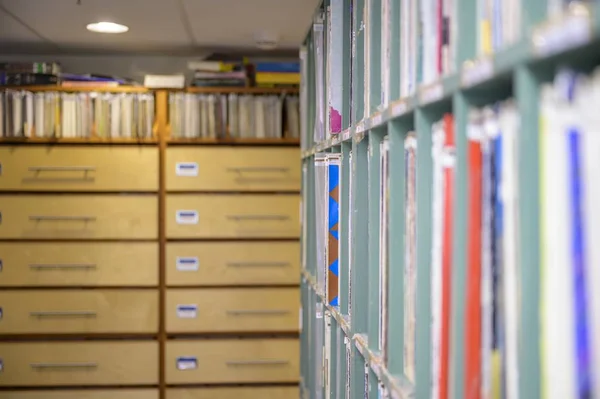 Ampia collezione di vinile e cassette in una stazione radio di stoccaggio — Foto Stock