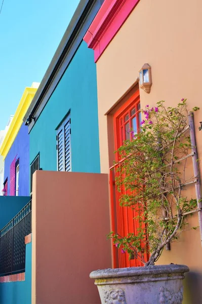 Tiro vertical de casas coloridas diferentes perto um do outro durante o dia — Fotografia de Stock