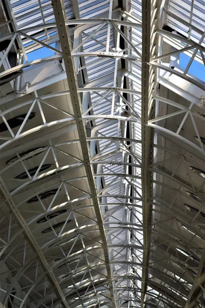 Vertical low angle shot of a ceiling with metal frames and roof at daytime — Stock Photo, Image