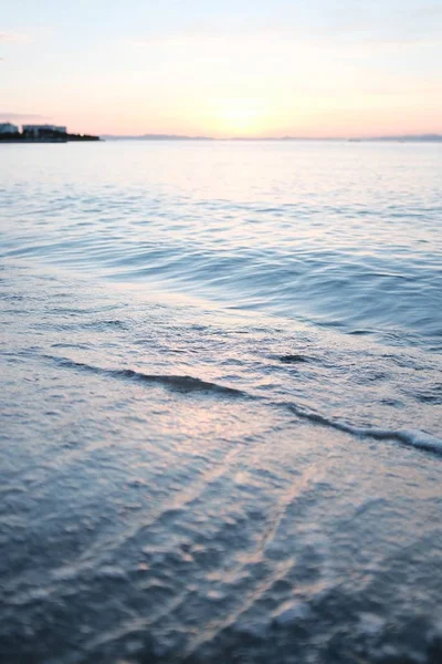 Una Hermosa Toma Vertical Orilla Del Mar Con Olas Calmantes — Foto de Stock