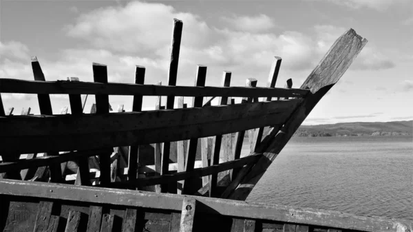 Vue rapprochée d'un bateau en bois inachevé près de la mer en noir et blanc à Isla Mancera — Photo