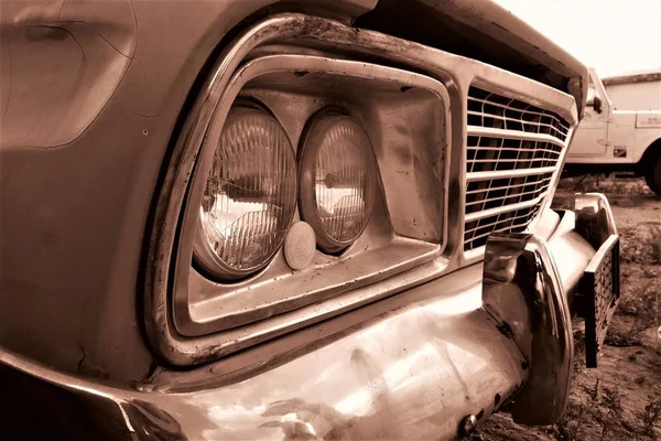 Vue rapprochée d'un vieux phare de voiture vintage — Photo