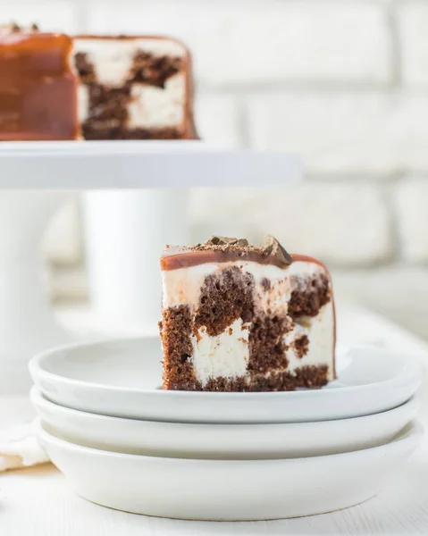 一块巧克力蛋糕的垂直选择性特写镜头 — 图库照片